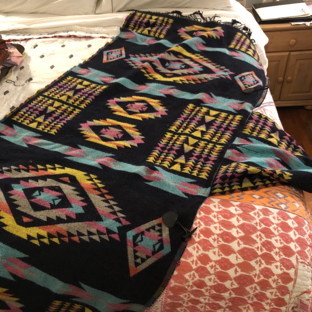 Aztec patterned poncho - Picture 2 of 4